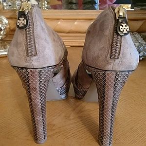 Tory Burch Taupe snake & suede platform heels 7.5